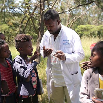 Arzt verabreicht Kindern Medikament gegen Wurmerkrankungen in Äthiopien
